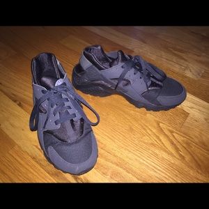 Black Nike Huaraches